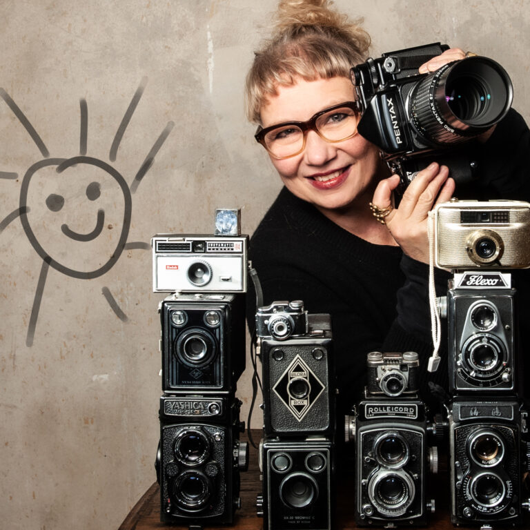 Business-Fotografie in Stuttgart: Portrait Tanja Isecke mit Kameras